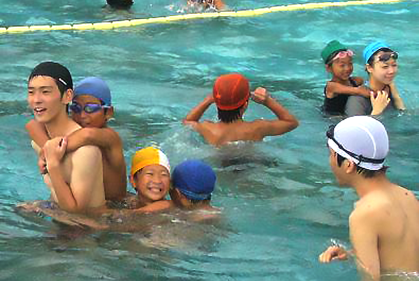 石巻小学校での水泳指導（2012年夏）