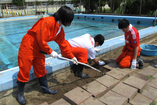 石巻市内の小学校プール補修作業