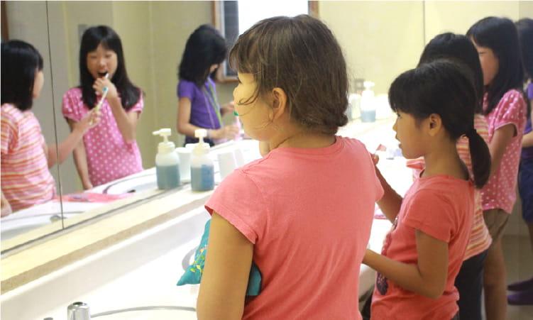 子どもたちが歯磨きしている様子