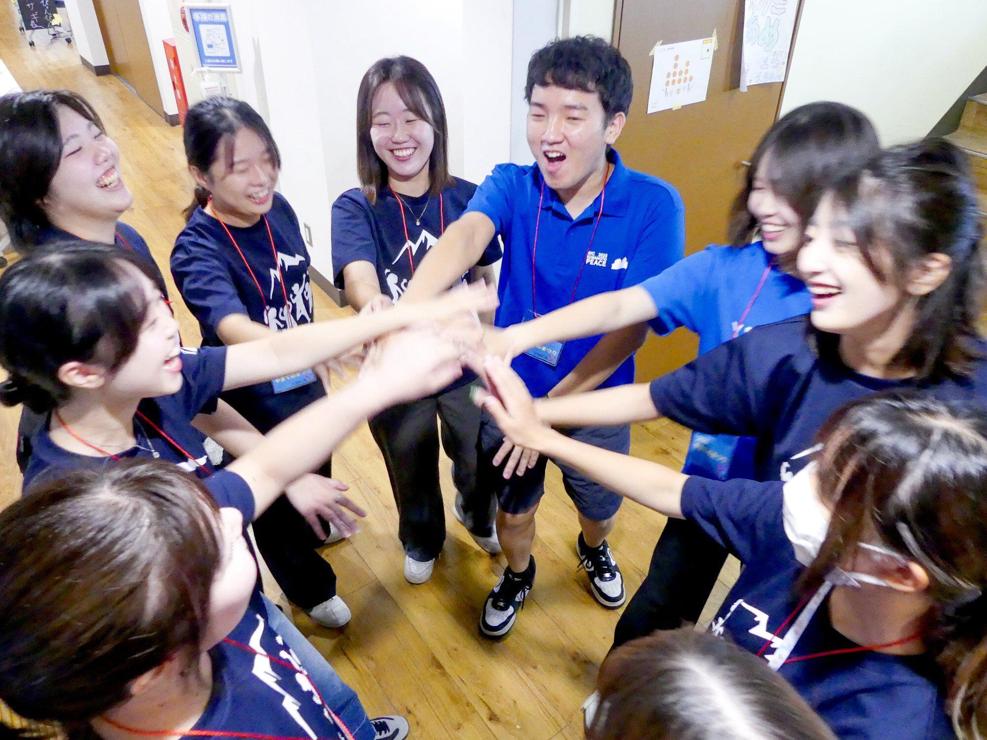 やまてのまつりで手を合わせる若者たち