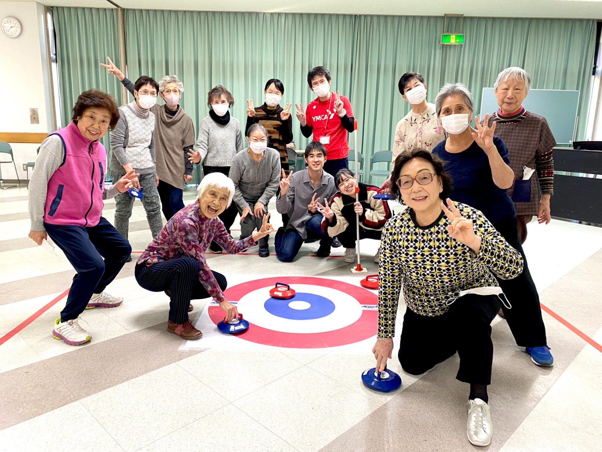 ニュースポーツを楽しむ高齢者と若者たち