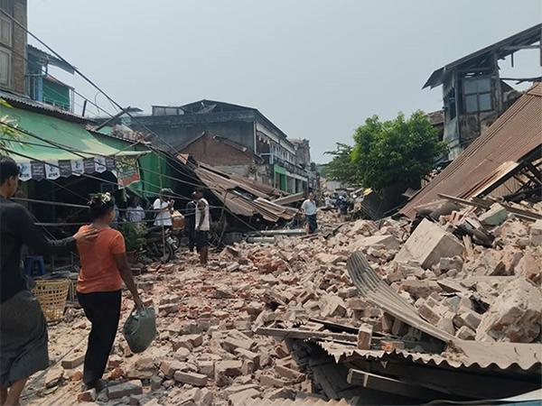 土砂崩れの影響を受けた民家