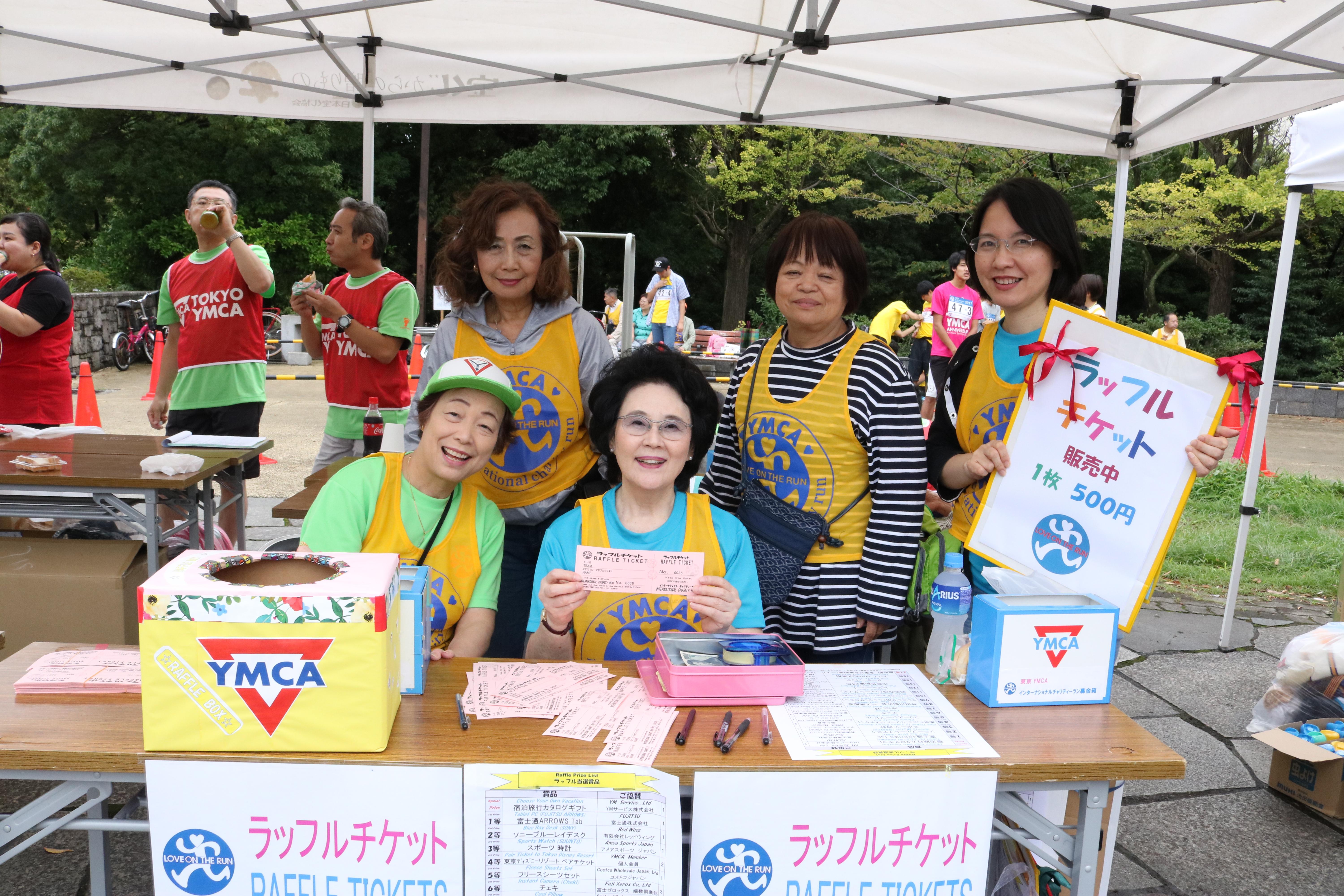 チャリティーラン会場で抽選券を販売するたんぽぽクラブの皆さん