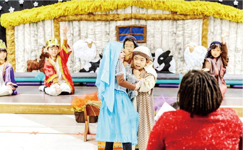 子供達の舞台劇の様子