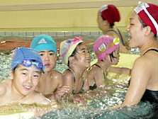子供と一緒に水泳練習