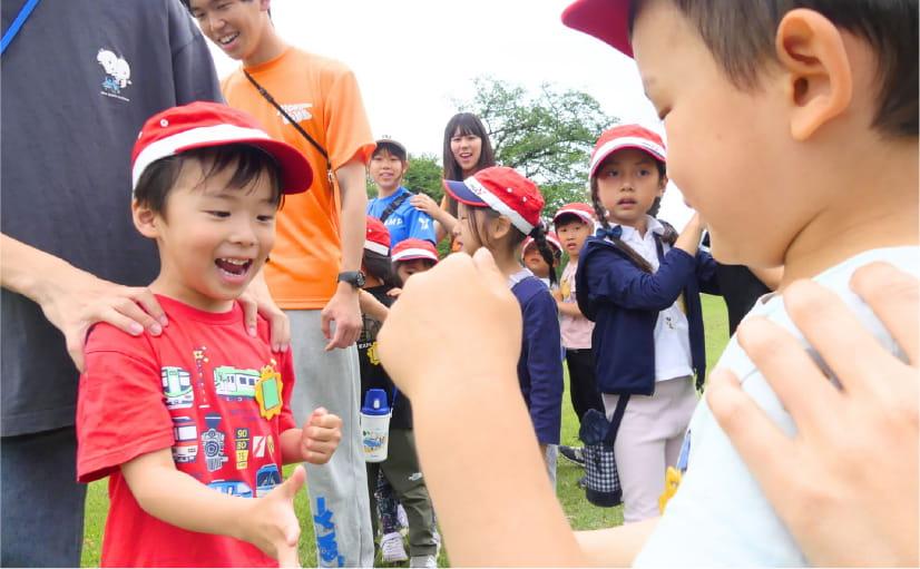子供同士でじゃんけんしている様子