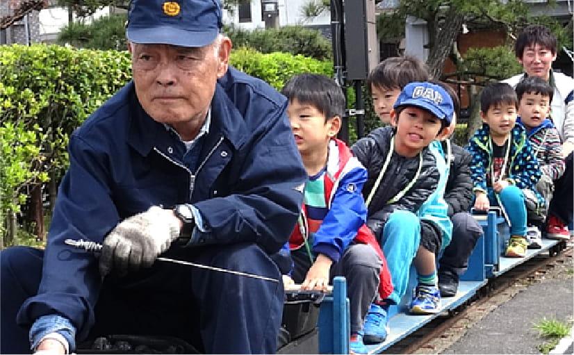 電車の遊具で遊んでいる様子
