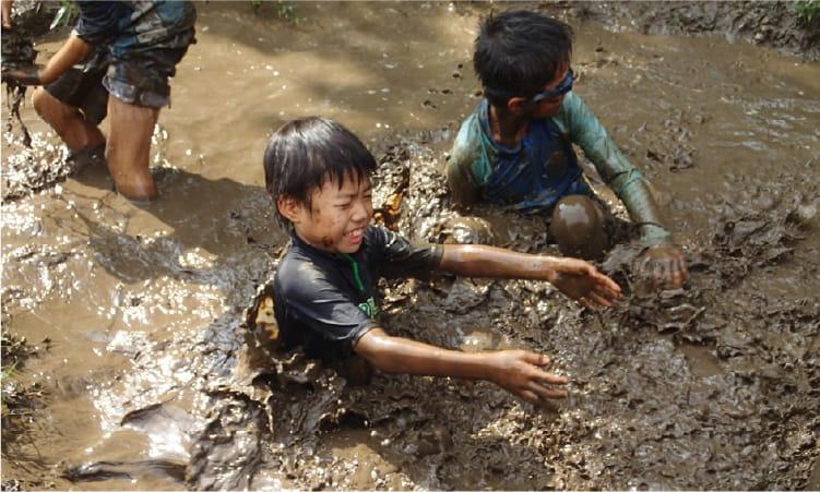 泥遊びしている様子