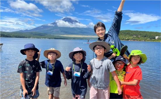 湖で六人の子供達と記念撮影