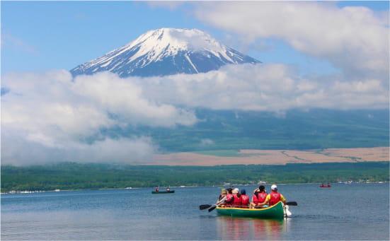 富士山の麓の湖でカヌー体験