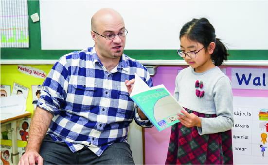 男性教師が女の子に個別で教えている様子