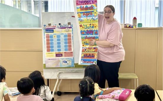 外人女性が英語を教えている様子