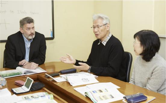 会議している様子