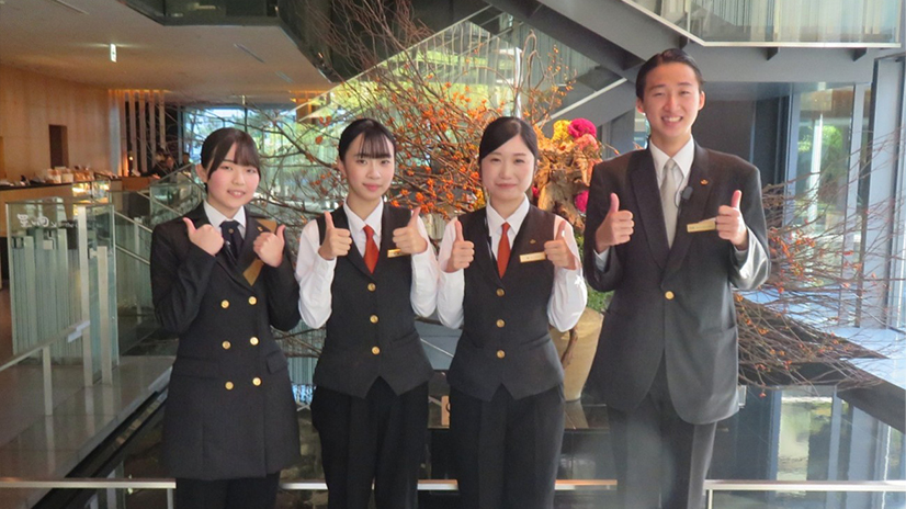 ホテルの前でスタッフ記念撮影