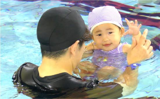 子どもとスイミング練習をしている様子