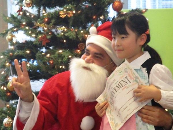 女性の外国人教師が子供達に教えている様子