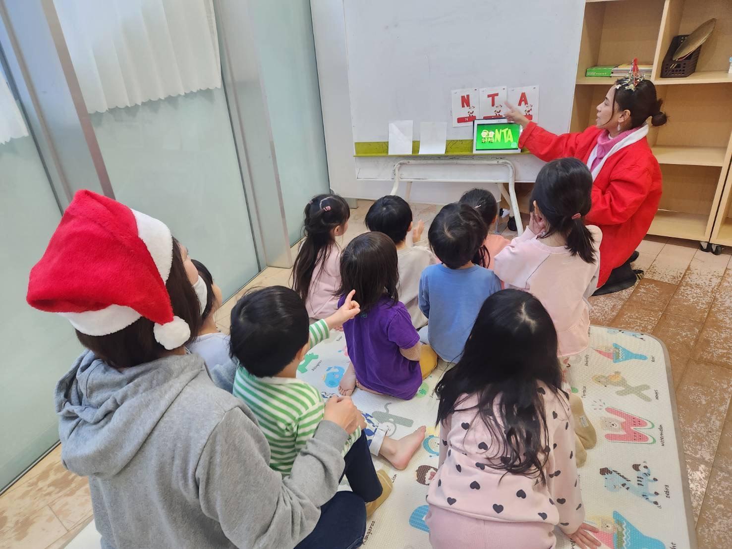女性教師が男の子に個別で教えている様子