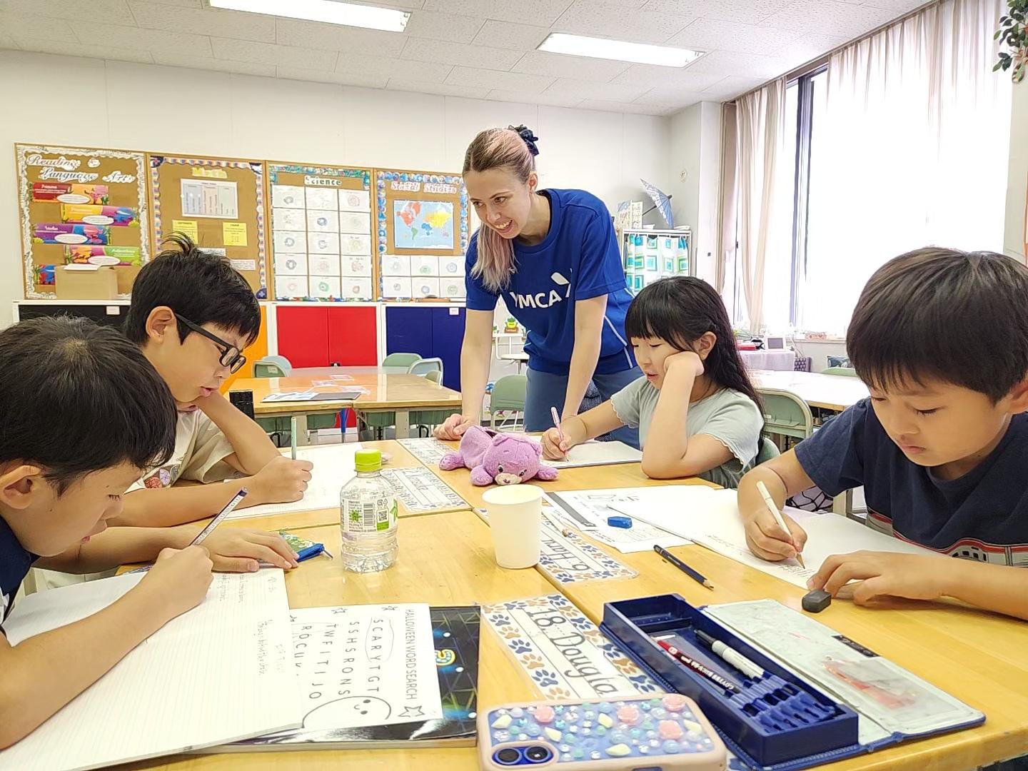 教師が子供達に教えている様子