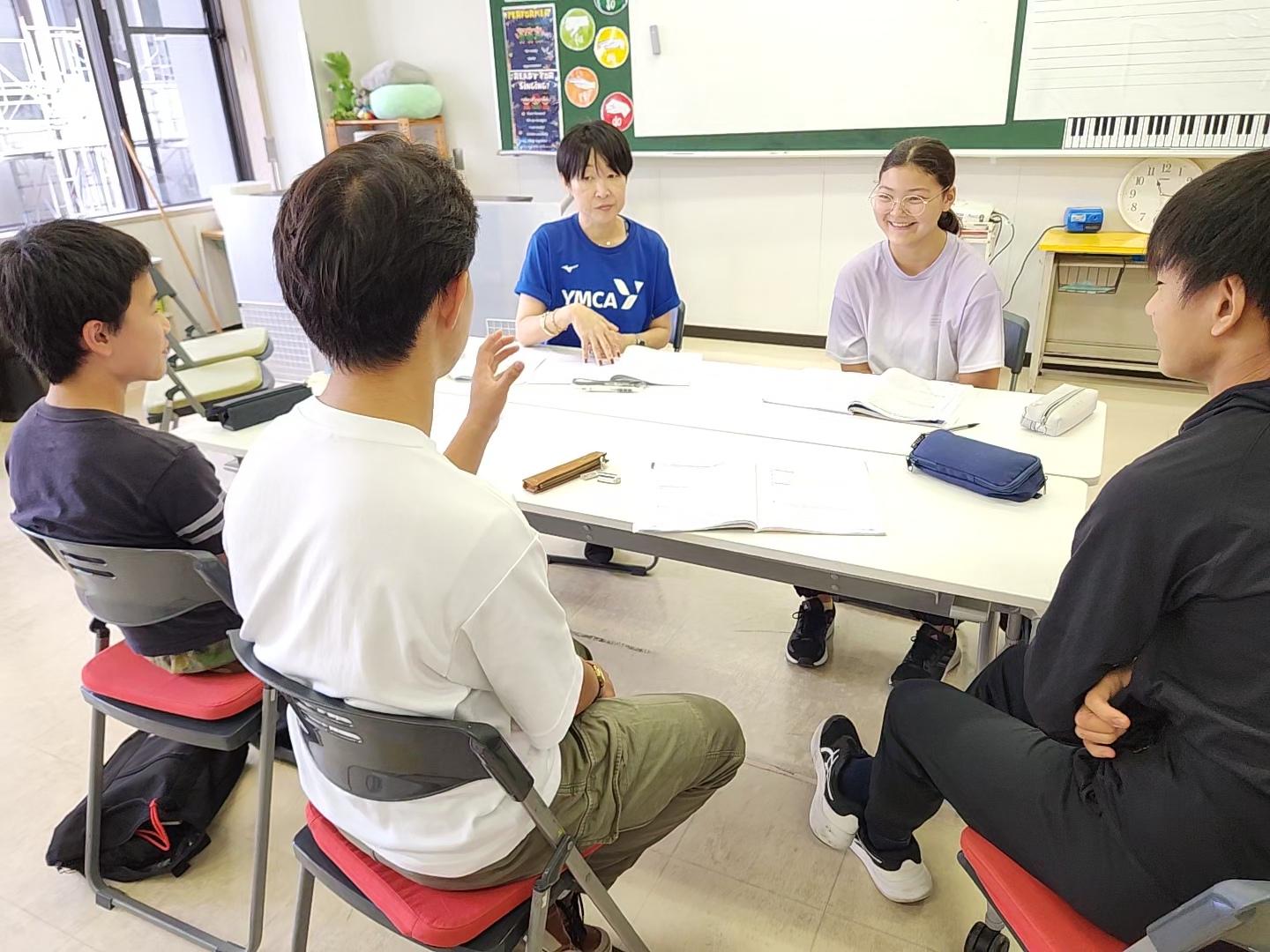 教師が教えている様子