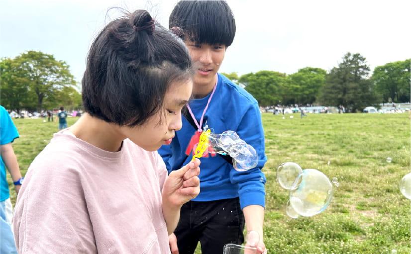 公園で子供がシャボン玉をしている様子