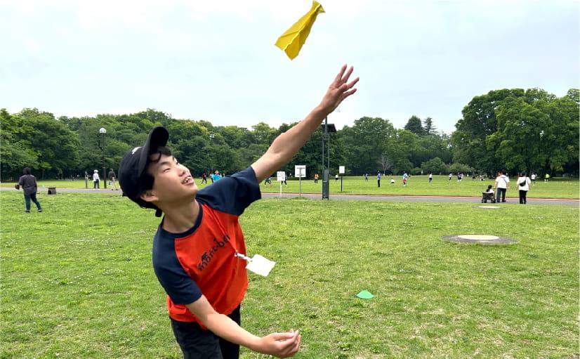公園で紙飛行機をしている様子