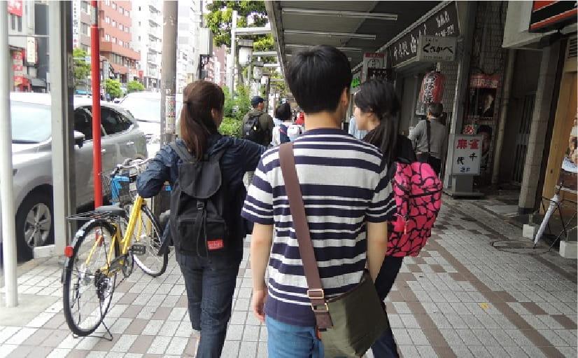 街を散策している様子