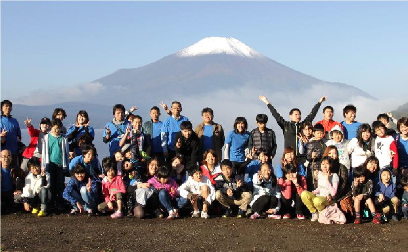 富士山を背景で記念撮影