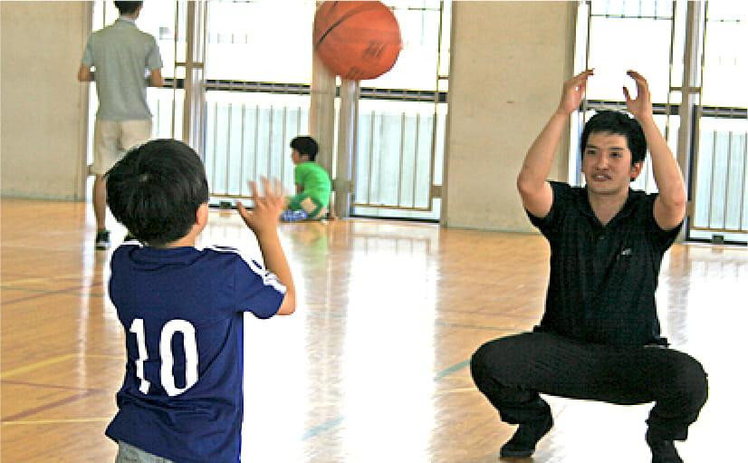 子供とバスケットをしている様子