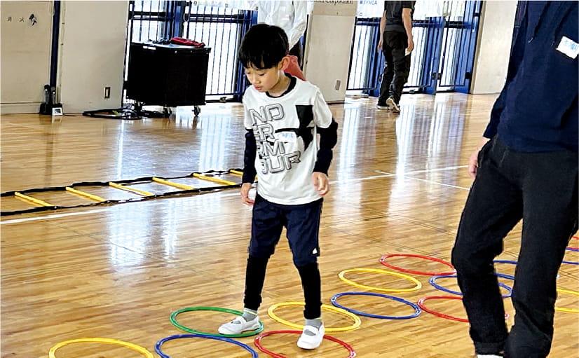 けんけんぱで遊んでいる様子