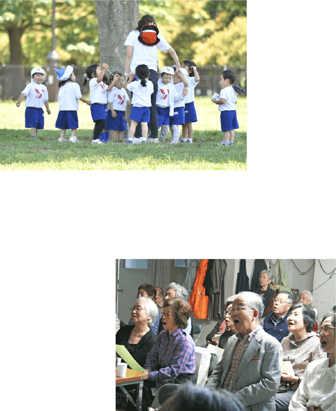 子供が公園で遊んでいる写真とご老人たちが驚いている写真