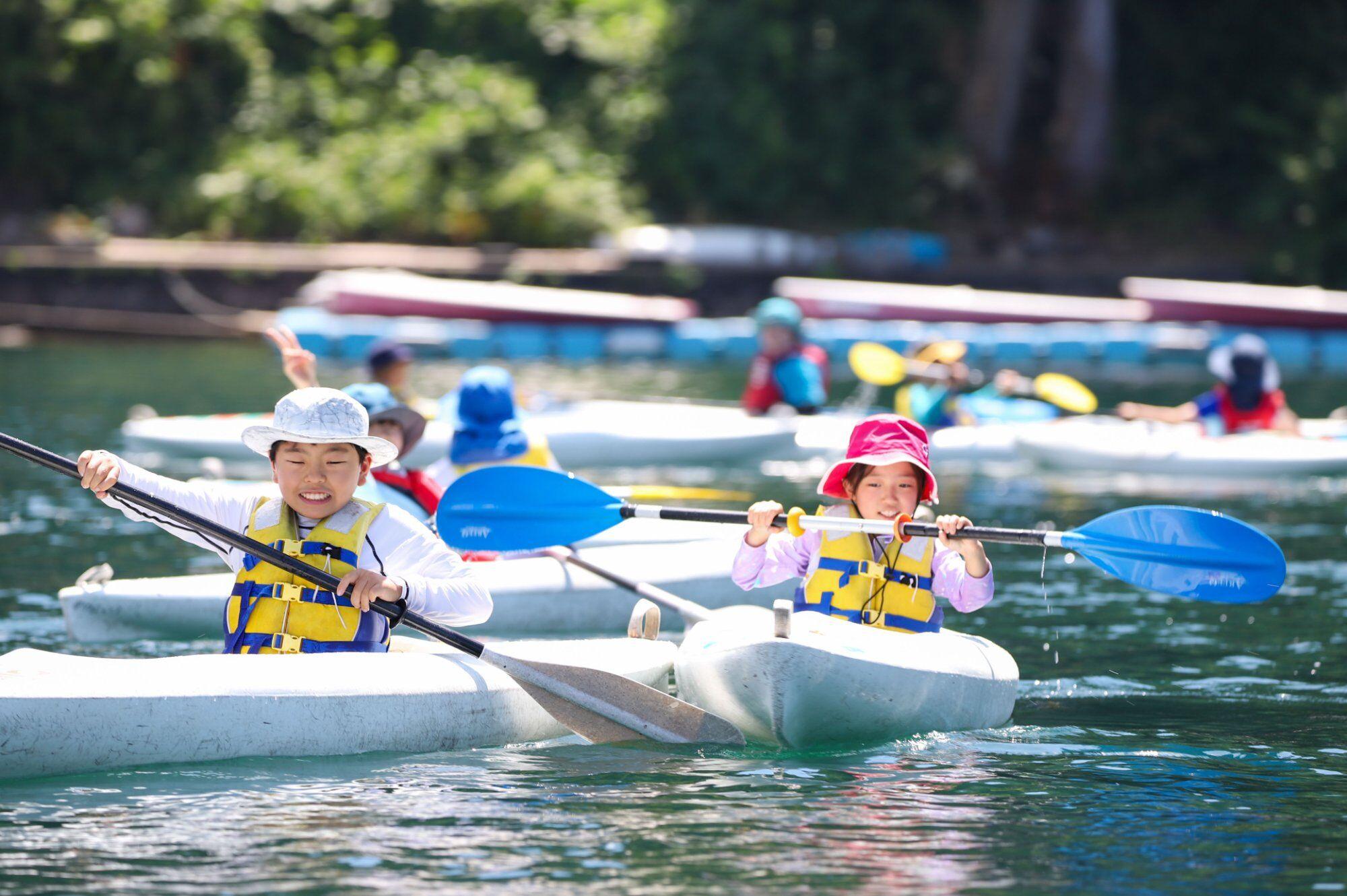 野尻湖でカヤックを楽しむ小学生たち
