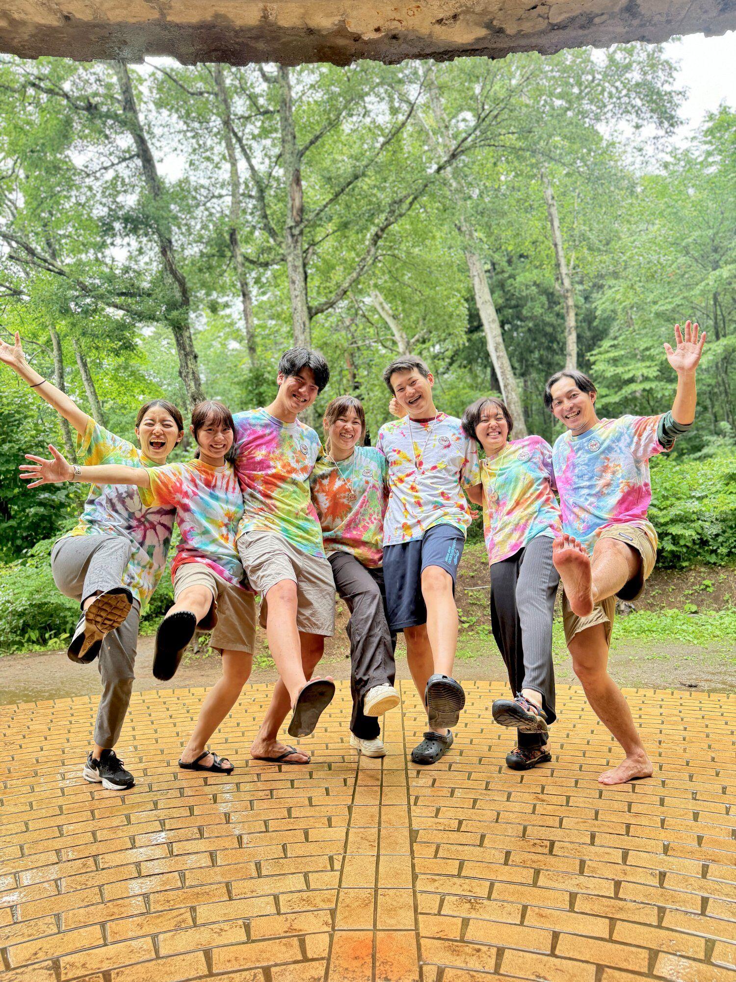 タイダイTシャツを着たユースボランティアたち