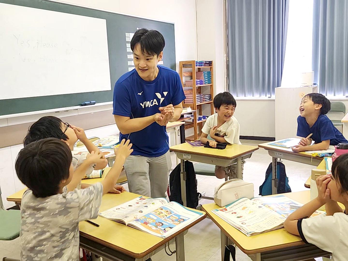 教師が教えている様子