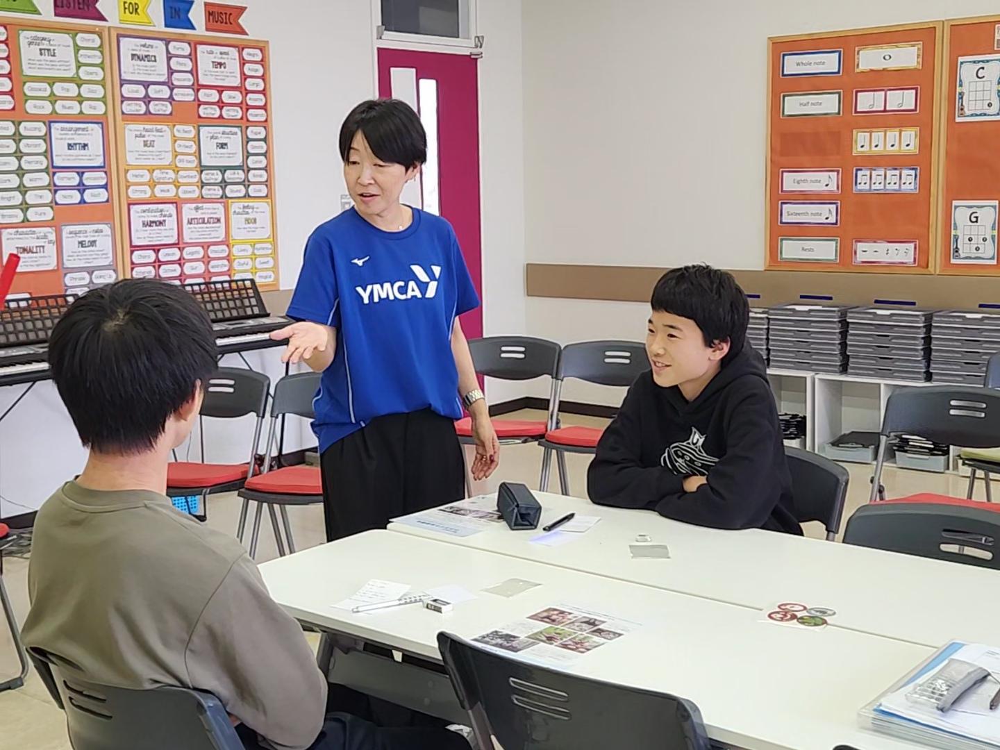 教師が教えている様子