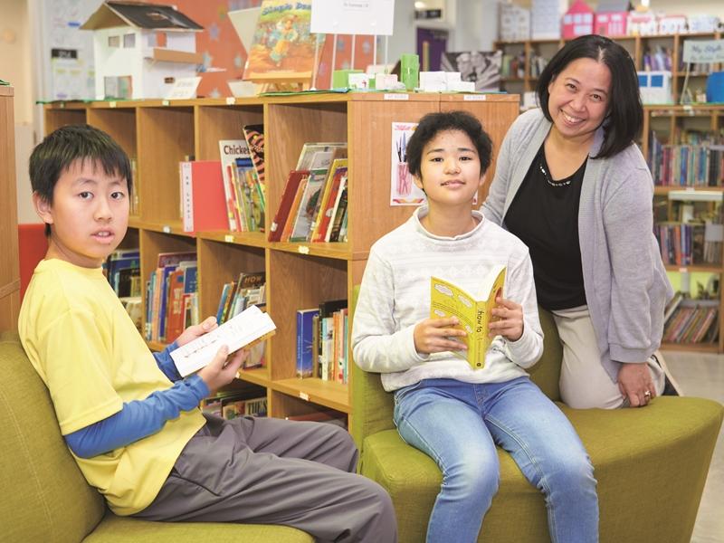 女性教師が男の子に個別で教えている様子