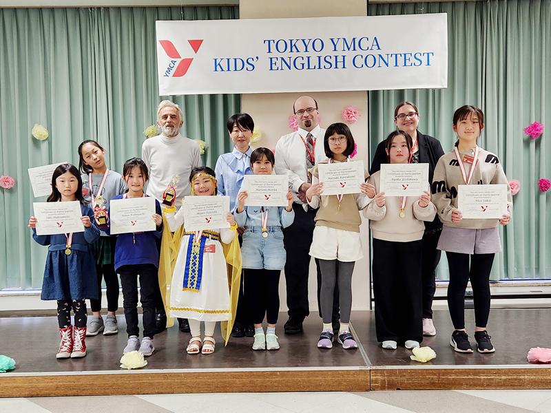 男性教師と子供達と記念撮影している様子