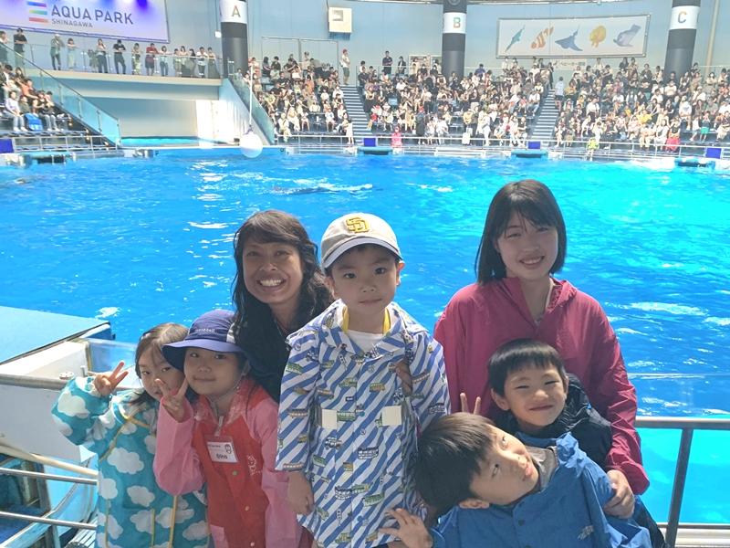 男性教師と子供達と記念撮影している様子