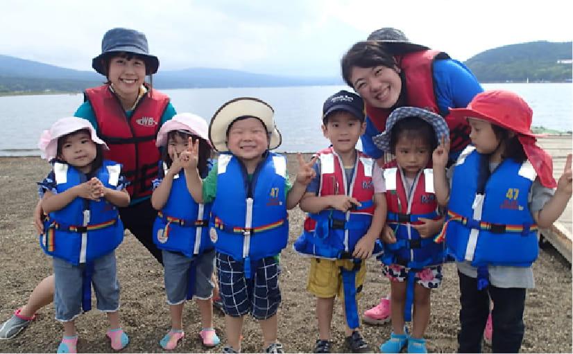 浜辺で子供達と記念撮影