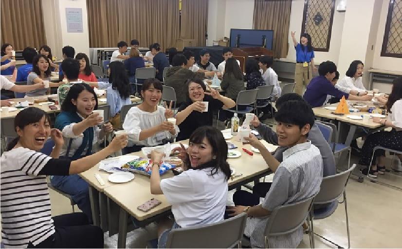 昼食をとっている様子
