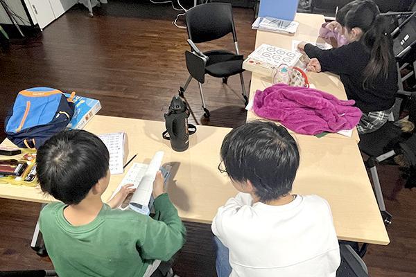 一人ひとりに合わせて、その日の学習内容を決めていきます。地域の学生やボランティアが一緒に勉強を見てくれます。