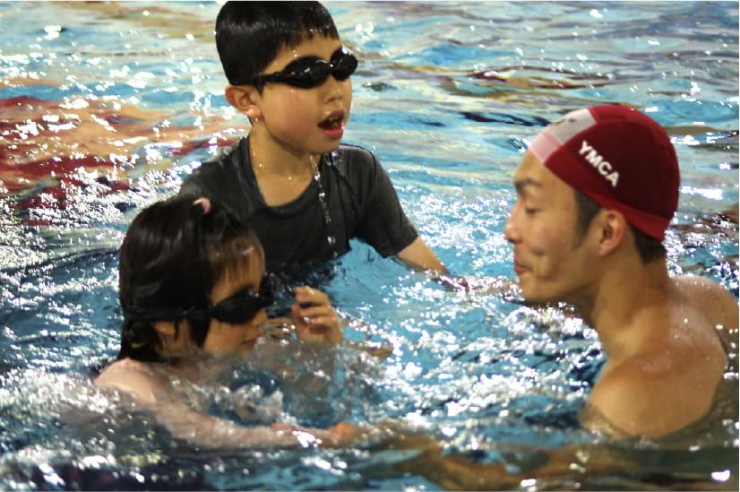 黒く塗りつぶしたゴーグルをして視界の悪い水中を体験