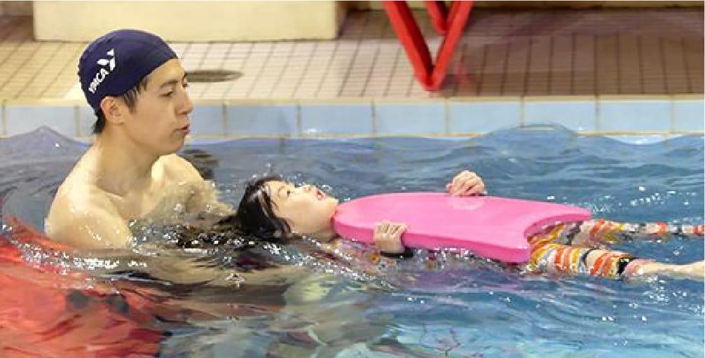 物につかまって浮く練習