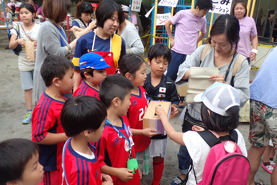 熊本地震のため募金箱を持って会場をまわるサッカーメンバーたち