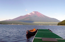 湖畔に富士山をのぞむ圧巻のロケーション